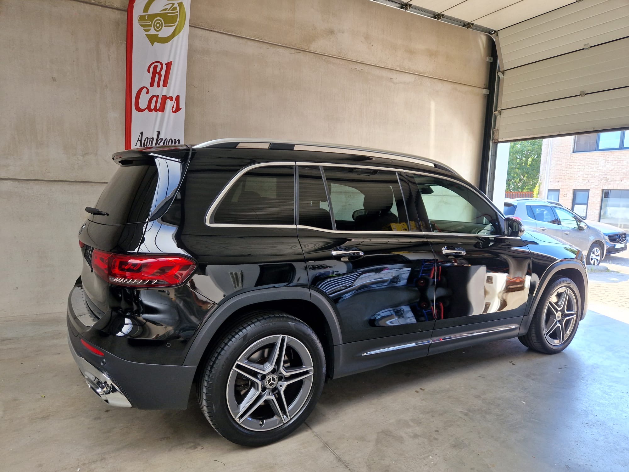 Black Mercedes-Benz GLB side view with R1 Cars banner
